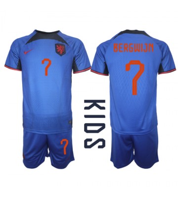 Holland Steven Bergwijn #7 Replika Babytøj Udebanesæt Børn VM 2022 Kortærmet (+ Korte bukser)